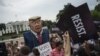 Противники Дональда Трампа требуют его отставки у Белого дома в Вашингтоне 