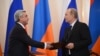 სომხეთის პრეზიდენტმა სერჟ სარქისიანმა (მარცხნივ) მოსკოვში თავის რუს კოლეგასთან, ვლადიმირ პუტინთან მოლაპარაკებებზე განაცხადა, რომ სომხეთი შეუერთდება საბაჟო კავშირს, რომელშიც რუსეთი დომინირებს