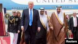 Падыша Салман АКШ президенти Дональд Трампты Рияддын аба майданында тосуп алууда, 20-май 2017-жыл.