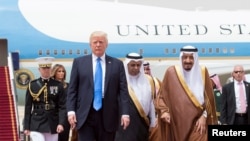 Падыша Салман Трампты Эр-Рияддын аба майданында тосуп алууда, 20-май 2017-жыл.