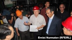Өкмөт башчы Жоомарт Оторбаев баштаган Ошту электр энергиясы жана жылуулук менен камсыз кылуу иши менен таанышууда. Ош шаары, 18-июль, 2014.