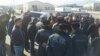 Полицейские призывают протестующих открыть дорогу, 9 января 2018 г.