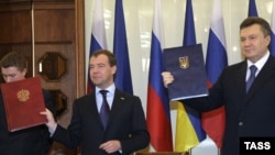 ვიქტორ იანუკოვიჩი, უკრაინის პრეზიდენტი (მარჯვნივ) და დმიტრი მედვედევი, რუსეთის პრეზიდენტი ხარკოვში ხელშეკრულების ხელმოწერის შემდეგ