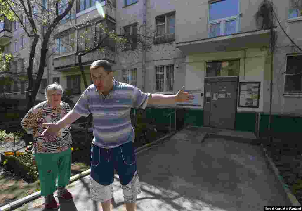 Билікті қолдайтын зерттеу ұйымы жақында жүргізген сауалнаманың мәліметі бойынша, Мәскеу тұрғындарының 80 пайызы тозығы жеткен көппәтерлі тұрғын үйлерді сүру бағдарламасын қолдайды. Reuters фототілшісі Сергей Карпухинның сөзінше, сүруге жатқызылған мына көппәтерлі үйдің тұрғындары реновация бастамасын қолдайды.
