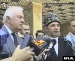 ედუარდ შევარდნაძე თბილისში მასპინძლობს ასლან მასხადოვს. 1997 წ.