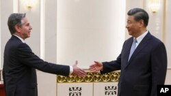 АКШнын мамлекеттик катчысы Энтони Блинкен Кытайдын лидери Си Цзиньпин менен Бээжиндеги
Элдик жыйындар сарайында жолугууда. 19-июнь, 2023-жыл.