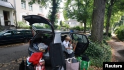 Nadia otthona, ahol minden holmiját tárolja: az autója