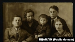 Андрэй Мрый Разам з братам Васілём Шашалевічам і сямʼёй