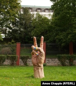 O sculptură de protest realizată de Jan Slovencik, instalată în fața ambasadei ruse la Praga de Ziua Independenței Ucrainei, pe 24 august 2022.
