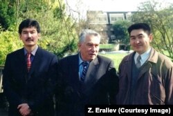 Кэмбриждеги айтматов таануу жыйынынын алдында. 28.3.1999.