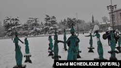 Привычный для спального района Рустави пейзаж 22 года назад Сулико Мигинеишвили казался намного более гнетущим. В первое время беженец ожидал скорого возвращения в родной город, в свой дом с утопающим в зелени двором. Но шли годы, и ничего не менялось