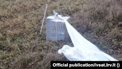 Пачки сигарет, которые прилетели из Беларуси в Литву с помощью воздушных шаров, 12 ноября 2024 года