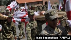 При принятии решения, проводить или нет военный парад в День независимости 26 мая, грузинские власти должны максимально учесть мнение всего общества