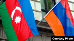 Ադրբեջանի և Հայաստանի դրոշները