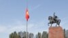 Қырғызстанда қаралы күні түсірілген мемлекеттік ту. 