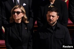 Zelenski sa suprugom Olenom na pogrebnoj misi papi Franji u Vatikanu, 26. april 2025.