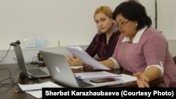 Активистка Даная Калиева (слева) и ее адвокат Жанара Балгабаева участвуют через видеосвязь в заседании суда. Алматы, 29 апреля 2020 года.