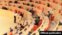 В знак солидарности с украинским народом сегодня депутаты от "Национального движения" пришли в парламент с шарфами в цветах государственного флага Украины. На их столах в зале заседания пестрели маленькие флажки Грузии, ЕС и Украины
