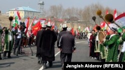 Кыргыз-тажик чек арасындагы "Кызыл-Бел" өткөрмө бекети ачылганда жолуккан тургундар 