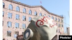 Акция протеста экологических активистов у здания Административного суда: Ереван, 23 марта 2010 г.  
