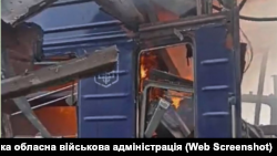 Фотографија од од уништениот воз објавена на интернет од украинските воени власти во Суми на 4 октомври.