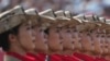 Kineski vojnici s puškama u rukama tokom parade povodom 80. godišnjice predaje Japana u Drugom svjetskom ratu, ispred Tiananmenske kapije u Pekingu, Kina, 3. septembra 2025.