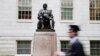 Massaçusets ştatının Kembric şəhərində yerləşən Harvard Universitetində Con Harvardın heykəli.