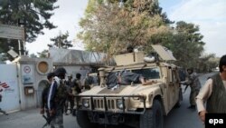 Афганские силы безопасности оказывают помощь пострадавшим от бомбежки госпиталя в Кундузе
