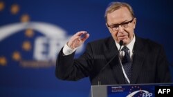 Президент ЕНП Вилфред Мартенс ведет разговор о "трех китах", на которых будут основываться дальнейшие отношения Грузии с ЕС