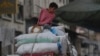 Raseljeni Palestinci napuštaju Džabaliju sa svojim stvarima, fotografija sa ulica u gradu Gazi, 26. avgusta.