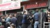 Валюта айырбастайтын орында тұрған адамдар. Душанбе, 9 наурыз 2015 жыл. (Көрнекі сурет.)