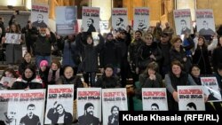 „სინდისის პატიმრები თავისუფლებისთვის“ - დაპატიმრებულთა ოჯახის წევრები პარლამენტთან