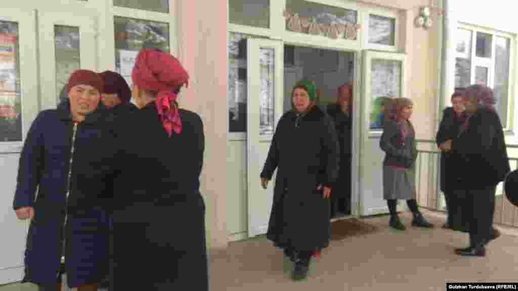Окуядан улам Көк-Таш айылынын Дахма участкасында жашаган элди коопсуз аймакка чыгарылып, кыштактагы Шайдулла Ганы орто мектебине жайгаштырылды.