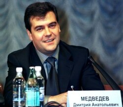 მედვედევი, რომელიც რუსეთის პრეზიდენტის ადმინისტრაციის თავმჯდომარის მოადგილის მოვალეობის შემსრულებელი იყო, „გაზპრომის“ გენერალურ ყრილობას ესწრება 2000 წლის 30 ივნისს. ის რამდენიმე წლის განმავლობაში იყო ამ სახელმწიფო კომპანიის დირექტორთა საბჭოს თავმჯდომარე.