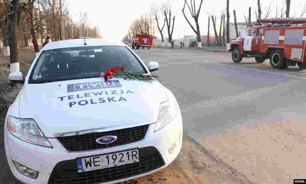 Месца катастрофы самалёта Леха Качыньскага. Удзень калегі і проста спачуваючыя клалі кветкі на аўтамабіль супрацоўнікаў польскага тэлебачаньня