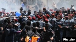 Момент задержания демонстрантов, Ереван, 22 апреля 2018 г.