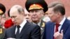 Ресей президенті Владимир Путин мен бұрынғы әкімшілік жетекшісі Сергей Иванов (оң жақта).