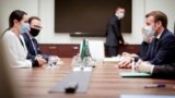 На сустрэчы з прэзыдэнтам Францыі Эмануэлем Макронам Сьвятлана Ціханоўская і яе дарадца Франак Вячорка