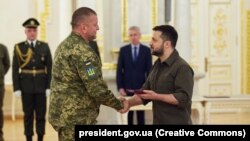 ფოტო არქივიდან. უკრაინის პრეზიდენტი ვოლოდიმირ ზელენსკი საბრძოლო დამსახურებებისთვის აჯილდოებს არმიის მთავარსარდალს, ვალერი ზალუჟნის. 2022 წლის 6 მაისი