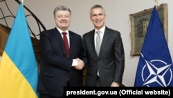 Прэзыдэнт Украіны Пятро Парашэнка і генэральны сакратар NATO Енс Столтэнбэрг