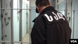 Правозащитники считают подозрительным еще один пункт в заключении МВД: после смерти Микаутадзе его друг Гела Манджавидзе вдруг признался, что торгует марихуаной