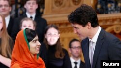 د عکس ښي لور ته د کاناډا صدراعظم جسټن ټرودو او چپ لور ته د نجونو د تعلیم مخکښې فعاله او د نوبل د جایزې ګټونکې ملاله یوسفزۍ