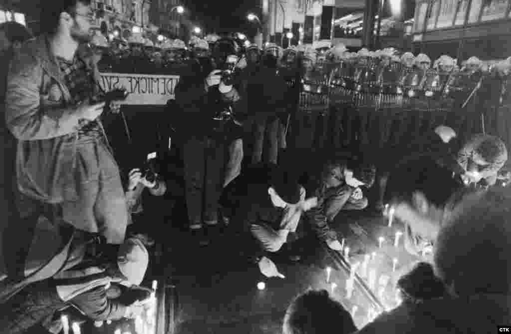 სტუდენტები ანთებდნენ სანთლებს და გაიძახდნენ, ჩვენ შიშველი ხელებით მოვედითო (ანუ, შეუიარაღებელი ვართო). მაგრამ პოლიციის სპეცენაერთებმა აქციის მონაწილეებს ჯერ გასაქცევი გზები გადაუკეტეს, მერე კი მათზე იერიში მიიტანეს. &nbsp;