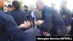После смены власти ощутимо снизилось количество случаев насилия или превышения полномочий со стороны полицейских, тем не менее традиция защищать "своих" жива и сегодня