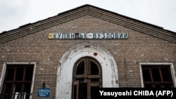 Здание железнодорожной станции в поселке Купянск-Узловой Харьковской области. Украина, 2 октября 2022 года