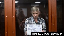 ალექსეი გორინოვი განსასჯელის სკამზე ტრანსპარანტით ხელში: "თქვენ ისევ გინდათ ეს ომი?!" 8 ივლისი, 2022 წელი