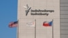 აშშ-ის RFE/RL-ისა და ჩეხეთის დროშები რადიო თავისუფალი ევროპა / რადიო თავისუფლების ოფისის ფონზე პრაღაში