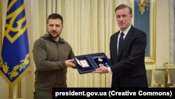 უკრაინის პრეზიდენტი ვოლოდიმირ ზელენსკი (მარცხნივ) და აშშ-ის პრეზიდენტის მრჩეველი ეროვნული უსაფრთხოების საკითხებში, ჯეიკ სალივანი. კიევი, 4 ნოემბერი, 2022.