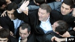 От разъяренной толпы досталось и мэру Гиги Угулава, тем не менее градоначальник упорно отказывается являться на допрос в полицию