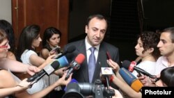 Հայաստան -- Արդարադատության նախարար Հրայր Թովմասյանը պատասխանում է լրագրողների հարցերին, Երեւան, արխիվ